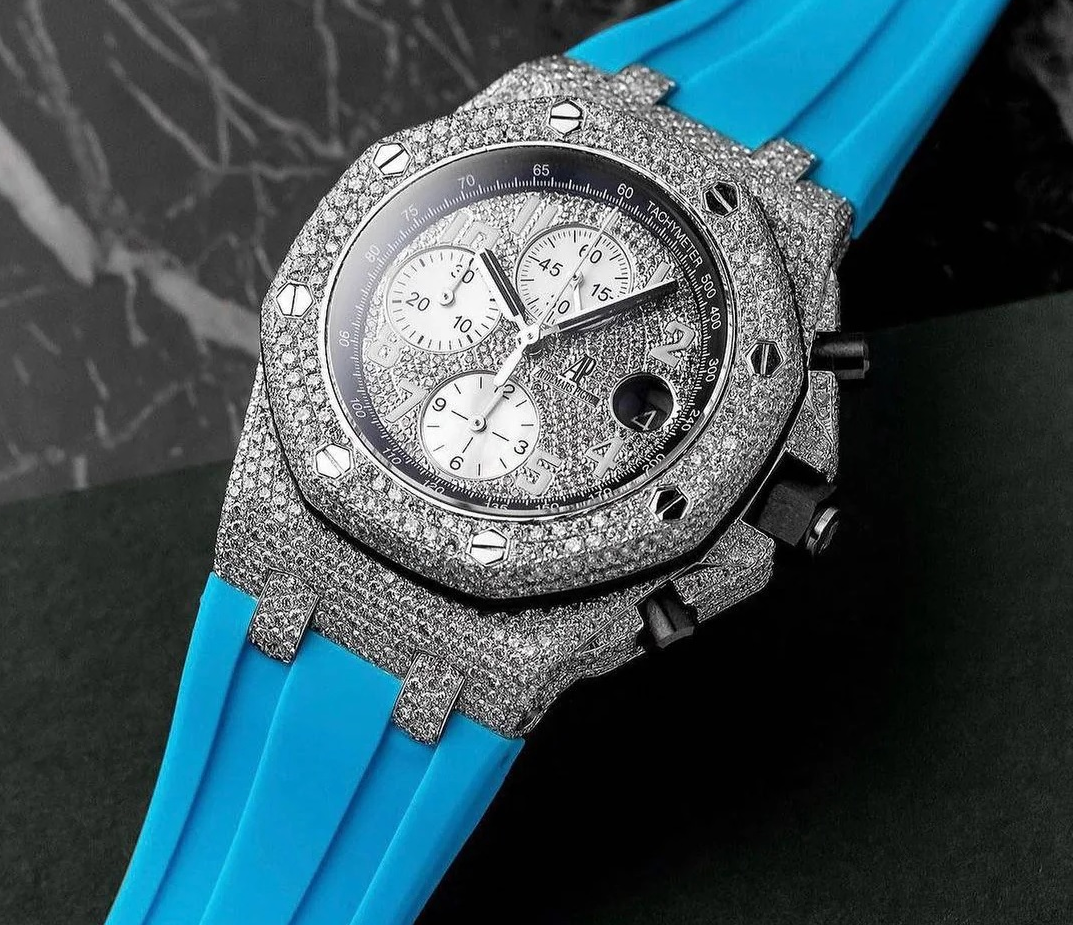 بررسی کیفیت استیل ضدزنگ و بدنه ساعت برند در مدشاپینو.