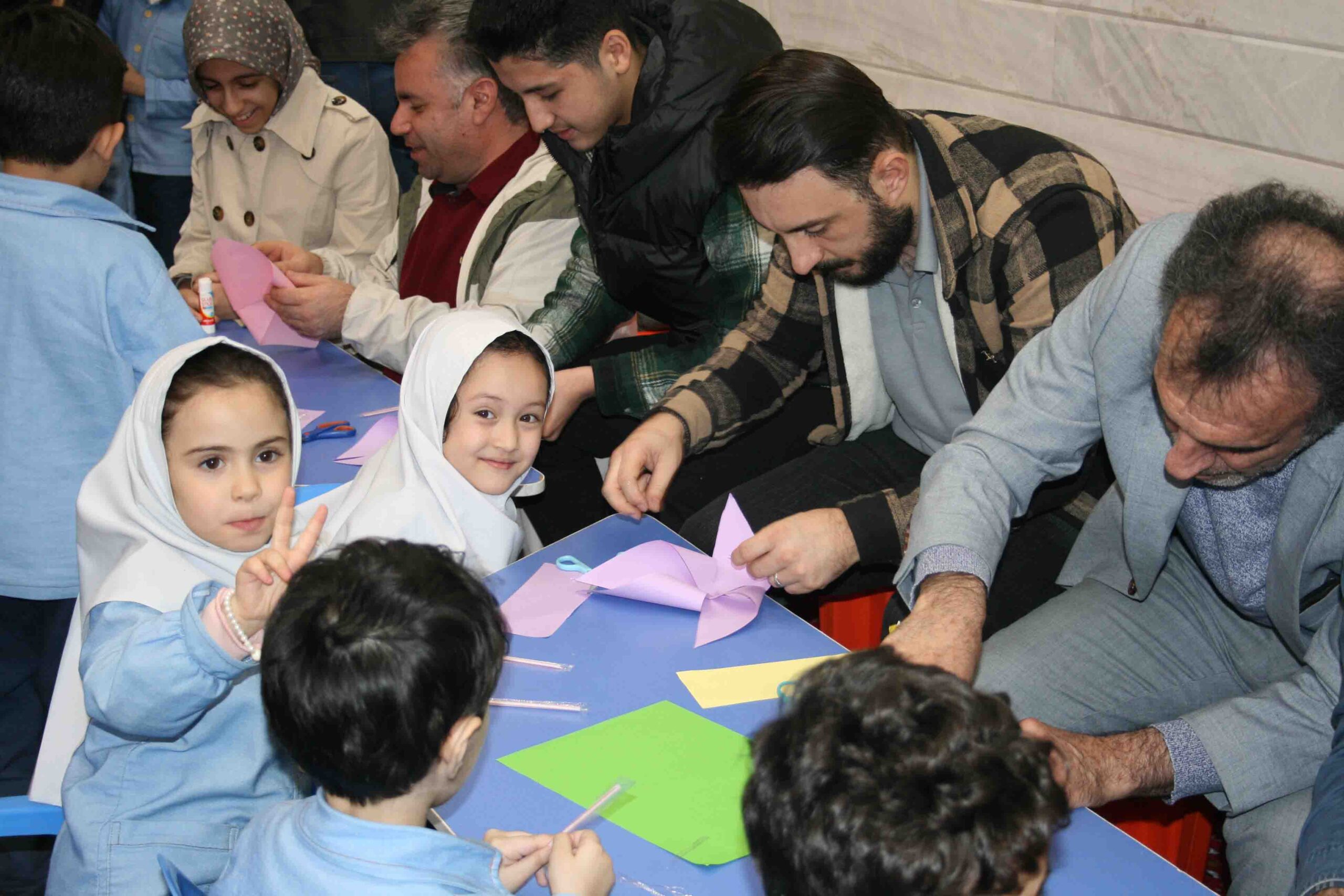 پدر-و-کودک-در-فعالیت-کاردستی-روز-پدر